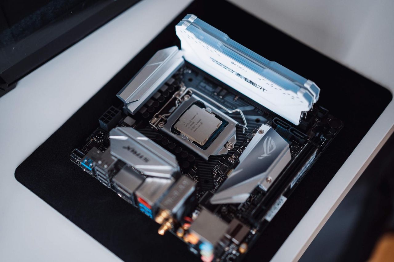 插上 CPU 和 RAM